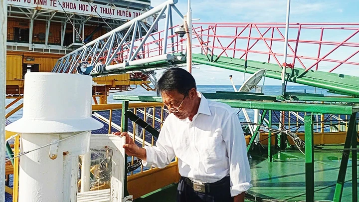 Anh Phan Thành Thật, quan trắc viên khí tượng Trạm Khí tượng thủy văn DK1/7, đang kiểm tra thiết bị đo khí tượng thủy văn.