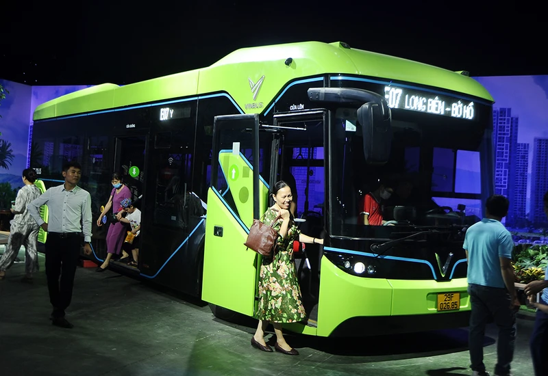 Hoàn thành chuyển đổi sang xe bus xanh trước năm 2030