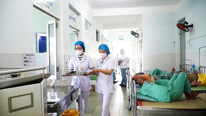 Bệnh viện Đa khoa tỉnh Quảng Nam thường xuyên rơi vào tình trạng quá tải, gây khó khăn trong điều trị và sinh hoạt tại bệnh viện.