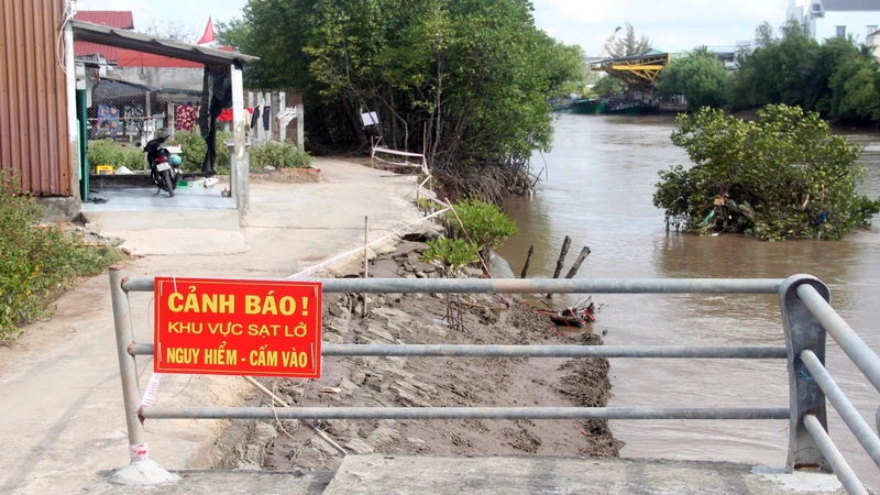 Hiện trường vụ sạt lở đất khu vực bờ phía Tây hạ lưu cống Nhà Mát, tỉnh Bạc Liêu. (Ảnh: GIA MINH).