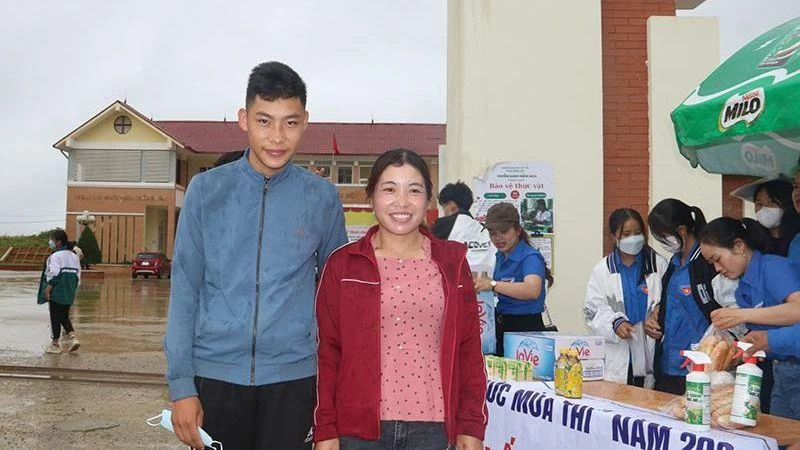 Hai mẹ con chị Tráng Thị Dụ sau khi hoàn thành môn thi Ngữ văn.