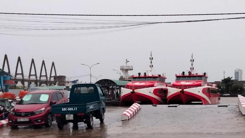 Do thời tiết xấu, tàu khách từ thành phố Rạch Giá, tỉnh Kiên Giang đi các đảo của tỉnh Kiên Giang ngưng hoạt động.