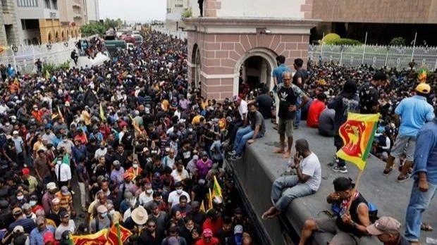 Người biểu tình xông vào bên trong dinh Tổng thống Sri Lanka. (Ảnh: Reuters).