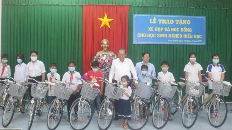 Nguyên Ủy viên Bộ Chính trị, Nguyên Phó Thủ tướng Thường trực Chính phủ Trương Hòa Bình trao xe đạp cho học sinh huyện Châu Thành, tỉnh Trà Vinh.