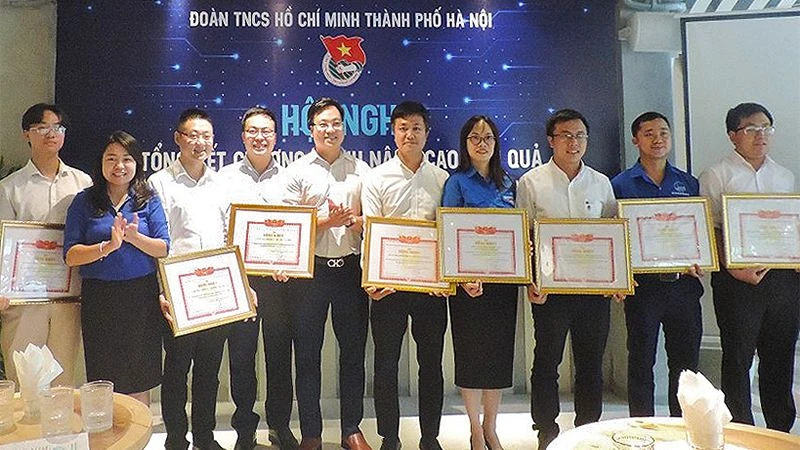 Đại diện Thành đoàn Hà Nội trao Bằng khen tặng các đơn vị, vì đã có thành tích xuất sắc trong triển khai Chương trình.