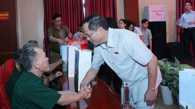 Đồng chí Trần Quang Phương thăm hỏi các thương binh tại Trung tâm điều dưỡng người có công tỉnh Bắc Giang.