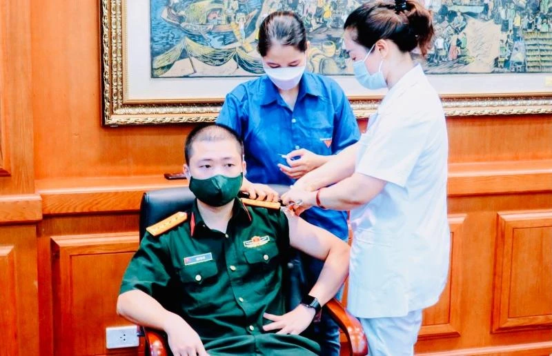 Tiêm vaccine mũi 3, mũi 4 cho cán bộ, chiến sĩ lực lượng vũ trang tại các điểm tiêm chủng lưu động.