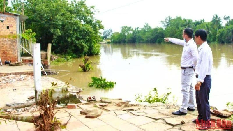 Điểm sạt lở ở huyện Vũng Liêm tiếp tục rạn nứt trong những ngày gần đây. (Ảnh: BÁ DŨNG)