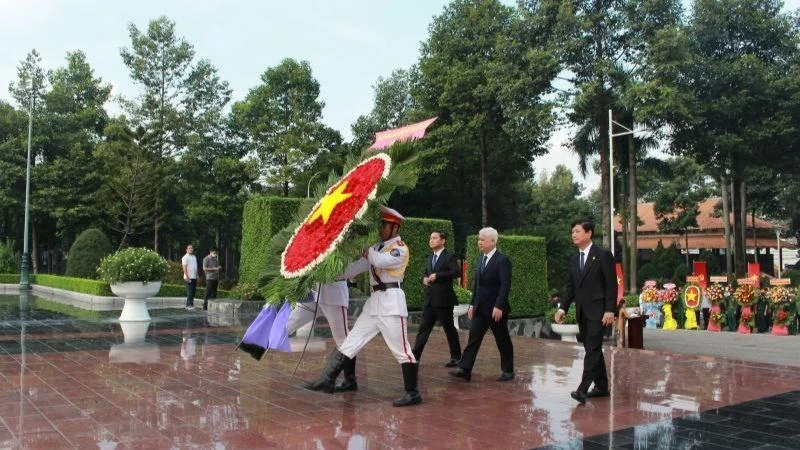Lãnh đạo tỉnh Bình Dương viếng và dâng hương tại Nghĩa trang liệt sĩ tỉnh.