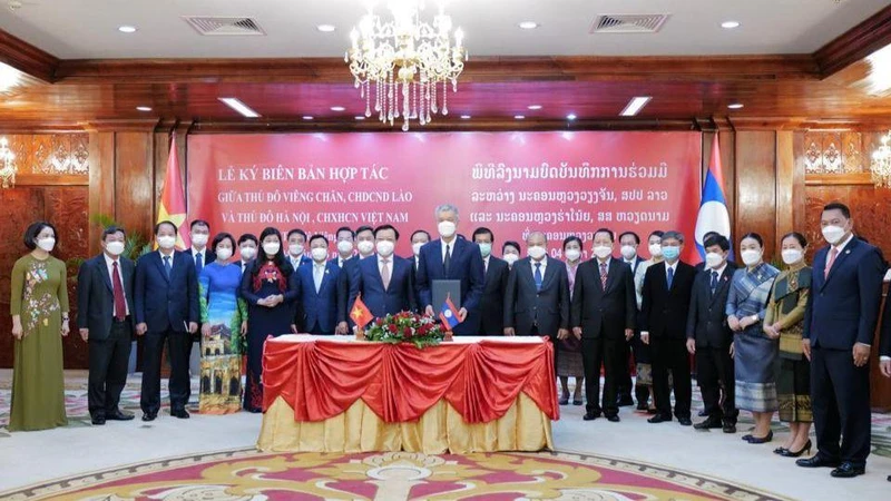 Đoàn công tác của Thành ủy Hà Nội vừa có chuyến thăm, làm việc và ký kết nhiều văn bản hợp tác quan trọng với lãnh đạo thành phố Vientiane (Lào).