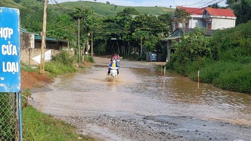 Đoạn đường bị ngập do cống tiêu thoát nước bị ông Trần Văn Điểm lấp đất gây tắc nghẽn.
