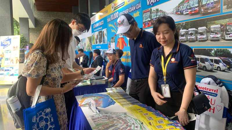 Khu trưng bày gian hàng của các doanh nghiệp du lịch tại chương trình.