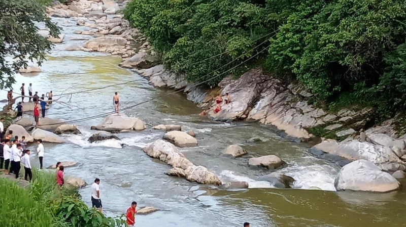 Khu vực du khách mải chụp ảnh bị trượt chân rơi xuống suối Mường Hoa mất tích.