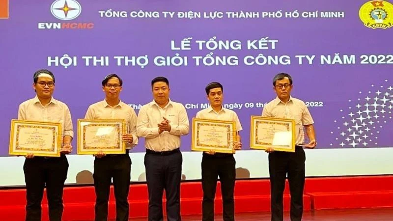 Ông Luân Quốc Hưng trao giải cho các thí sinh đoạt giải tại Hội thi.