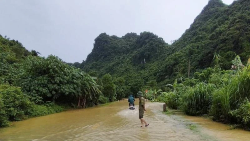 Nước tràn xóm Bong, xã Đồng Tâm, huyện Lạc Thủy, tỉnh Hòa Bình - nơi xảy ra sự việc.
