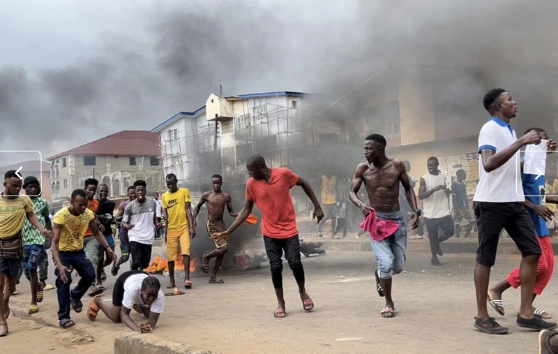 Người biểu tình chống chính phủ ở Sierra Leone ngày 10/8. (Ảnh: Reuters)