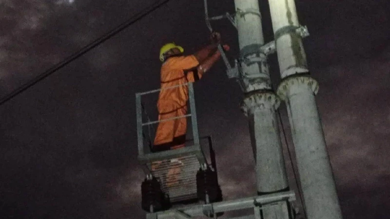 Công nhân Công ty Điện lực Điện Biên dò tìm khắc phục sự cố trên tuyến đường dây 110kV Tuần Giáo.