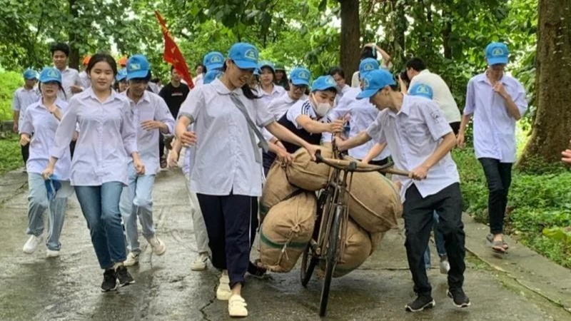 Học sinh Trường THPT chuyên Cao Bằng và Trường THPT chuyên Bắc Kạn tham gia trải nghiệm đẩy xe đạp thồ tại đồi A1.