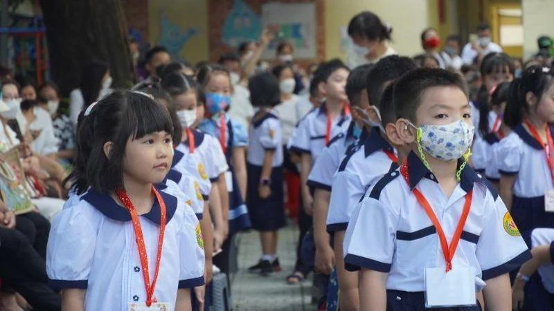 Học sinh Trường tiểu học Nguyễn Bình Khiêm, quận 1, Thành phố Hồ Chí Minh, tựu trường chuẩn bị năm học mới.
