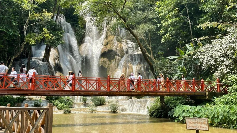 Thác Kuang Si, một địa điểm du lịch nổi tiếng tại tỉnh Luang Prabang, Lào. (Ảnh: Lê Duy Toàn)