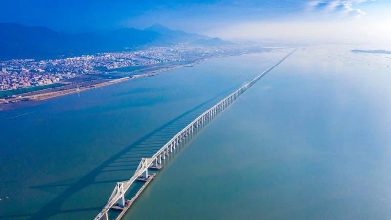 Tuyến đường sắt cao tốc Phúc Châu-Hạ Môn đoạn cầu vượt biển qua eo biển Mi Châu. (Ảnh: Nhân dân nhật báo)