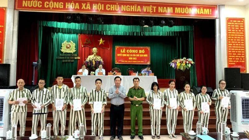 Trao giấy chứng nhận đặc xá, căn cước công dân gắn chip cho 10 phạm nhân đại diện số phạm nhân được đặc xá năm 2022.