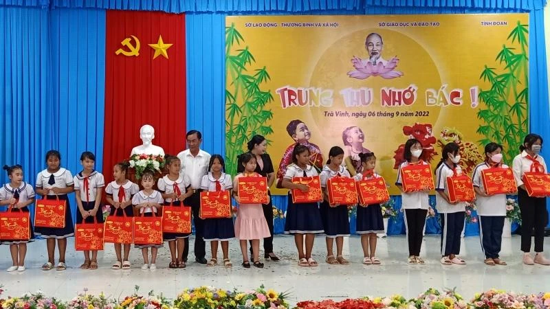Thiếu nhi có hoàn cảnh khó khăn học giỏi nhận quà Tết.