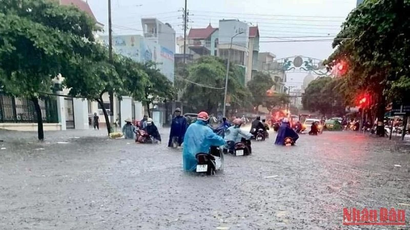 Từ sáng sớm, người dân Nam Định đã phải lội nước để đi làm.