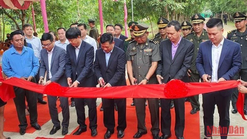 Các đại biểu cắt băng khánh thành công trình Nhà thờ và lưu giữ hài cốt quân tình nguyện Việt Nam tại Camphuchia.