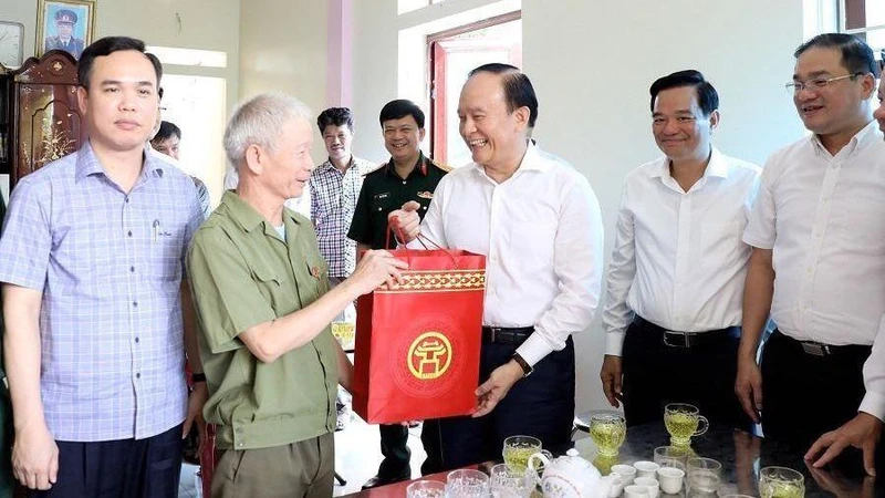 Chủ tịch Hội đồng nhân dân thành phố Hà Nội thăm, tặng quà gia đình thương binh dịp 27/7.
