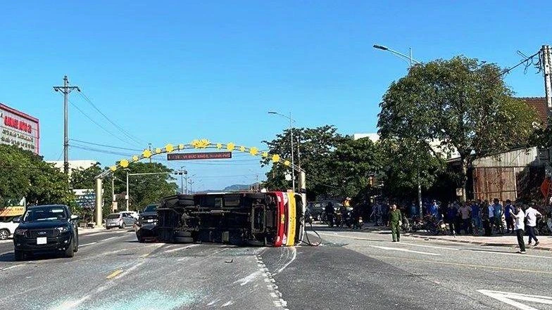 12 hành khách bị thương sau khi xe buýt lật ngang đường.