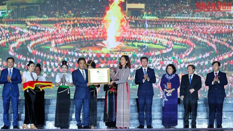 Thứ trưởng Văn hóa, Thể thao và Du lịch Hoàng Đạo Cương, đại diện Bộ Bộ Văn hóa, Thể thao và Du lịch đón nhận Bằng của UNESCO ghi danh “Nghệ thuật Xòe Thái” từ bà Pauline Tamesis, Điều phối viên thường trú của Liên hợp quốc tại Việt Nam. (Ảnh: Trần Hải)