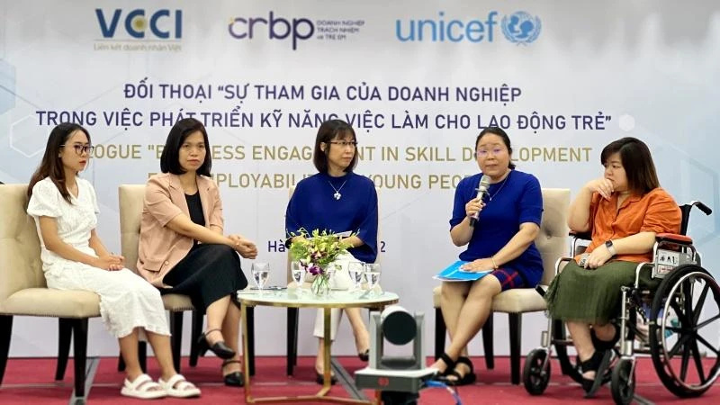 Đại diện các tổ chức tham gia buổi đối thoại “Làm thế nào để các doanh nghiệp có thể nâng cao kỹ năng làm việc cho lao động trẻ”.