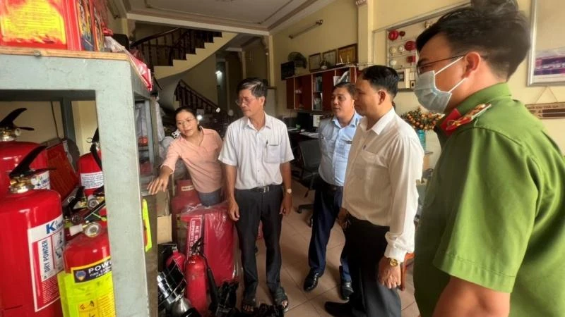 Lực lượng liên ngành kiểm tra tại Công ty TNHH Kim Sơn Minh.