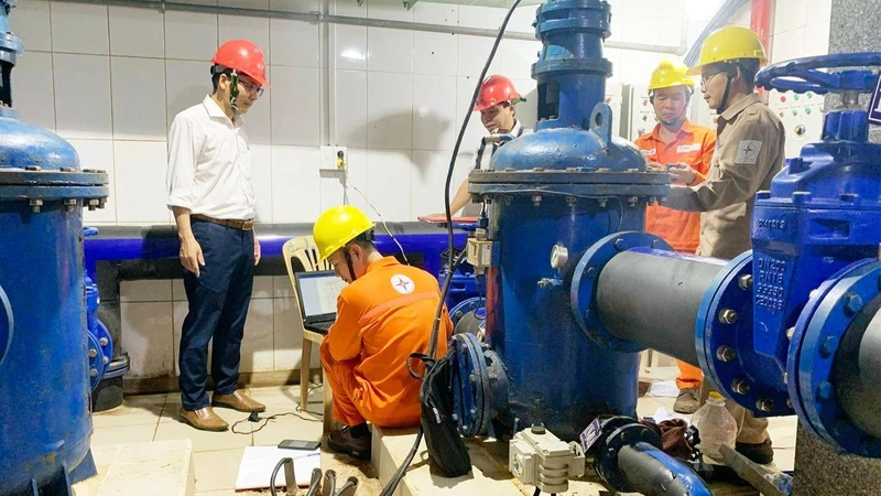 Công ty Thủy điện Quảng Trị lắp đặt thay thế bộ phận điều tốc máy phát điện.
