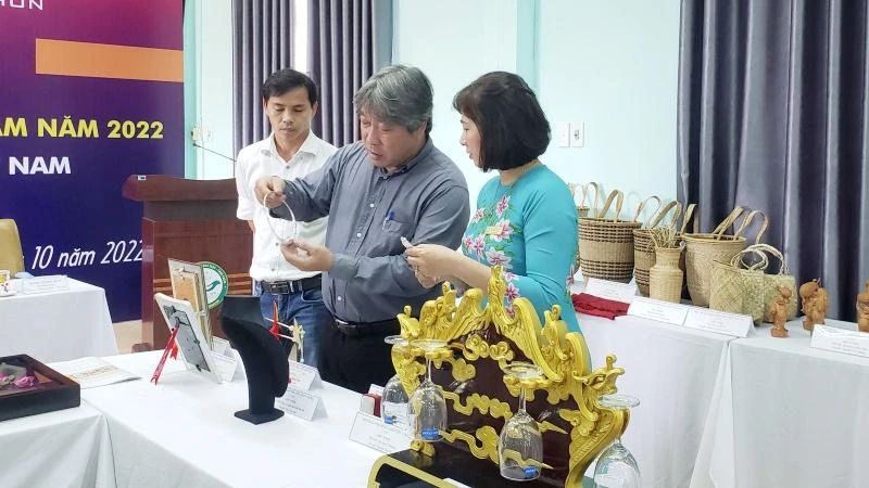 Nghệ nhân giới thiệu về sản phẩm.