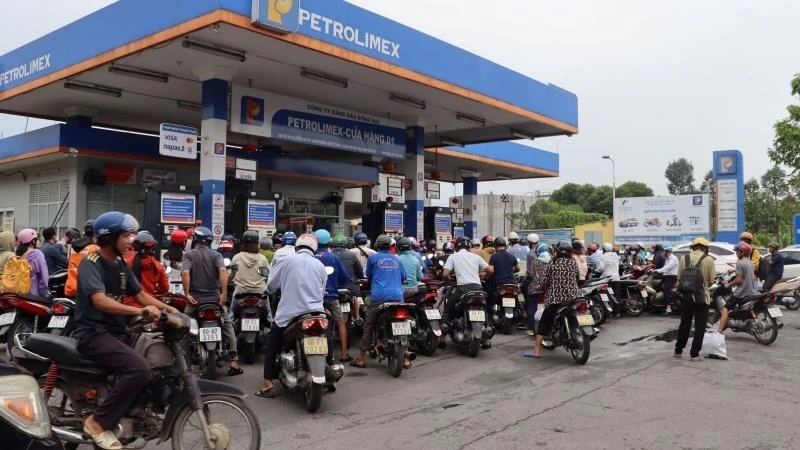 Nhiều người dân xếp hàng đổ xăng tại một cây xăng trên đường Hà Huy Giáp, thành phố Biên Hòa.