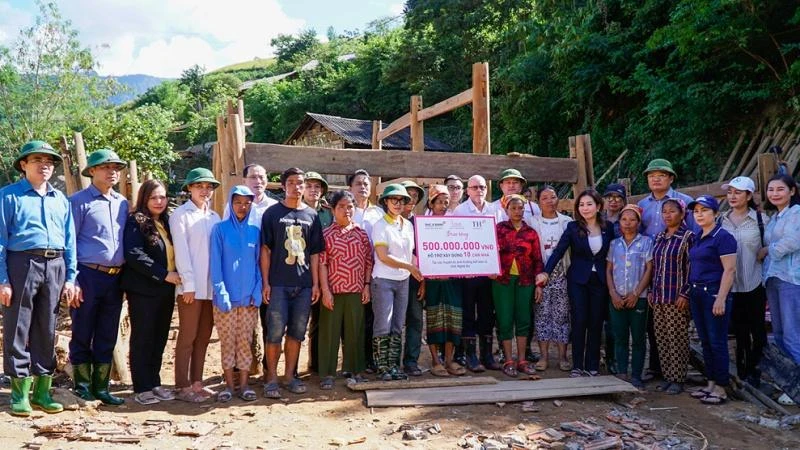 Tập đoàn TH, Ngân hàng Thương mại cổ phần Bắc Á phối hợp Báo Nghệ An trực tiếp đến vùng lũ quét Kỳ Sơn, trao tặng 500 triệu đồng hỗ trợ xây 10 căn nhà và các sản phẩm liên quan.