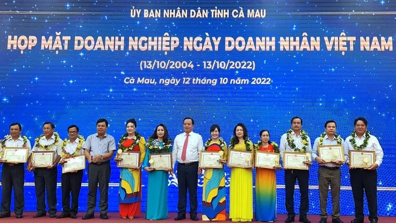 Lãnh đạo tỉnh Cà Mau tặng Bằng khen tuyên dương các doanh nhân tiêu biểu năm 2022.