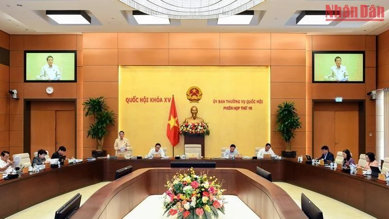 Phiên họp Ủy ban Thường vụ Quốc hội xem xét, cho ý kiến về các báo cáo của Chính phủ về: tình hình thực hiện kế hoạch phát triển kinh tế-cã hội năm 2022 và kế hoạch phát triển kinh tế-xã hội năm 2023. (Ảnh: Duy Linh)
