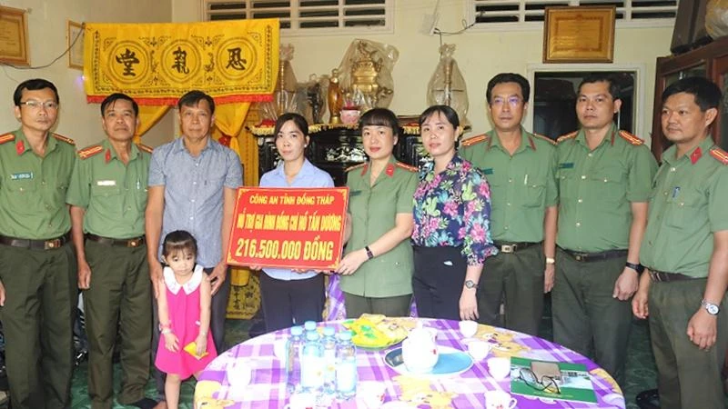 Công an tỉnh Đồng Tháp trao tiền ủng hộ cho gia đình đồng chí Hồ Tấn Dương, đã hy sinh trong khi đang trấn áp tội phạm.