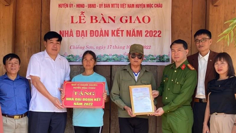 Các đơn vị trao nhà đại đoàn kết cho hộ nghèo tại xã Chiềng Sơn, huyện Mộc Châu.