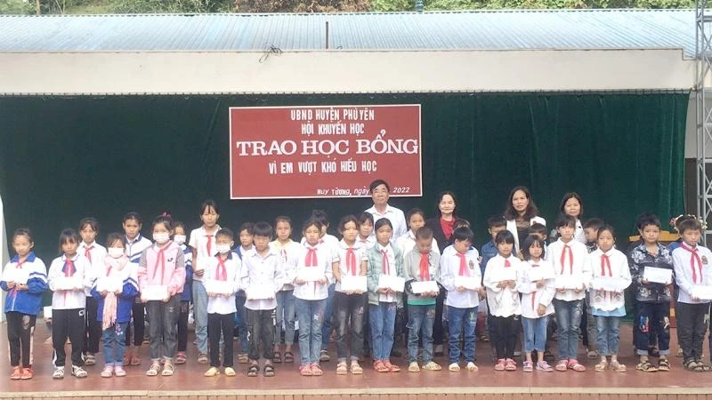 Trao học bổng “Vì em vượt khó hiếu học” cho 70 học sinh bán trú.