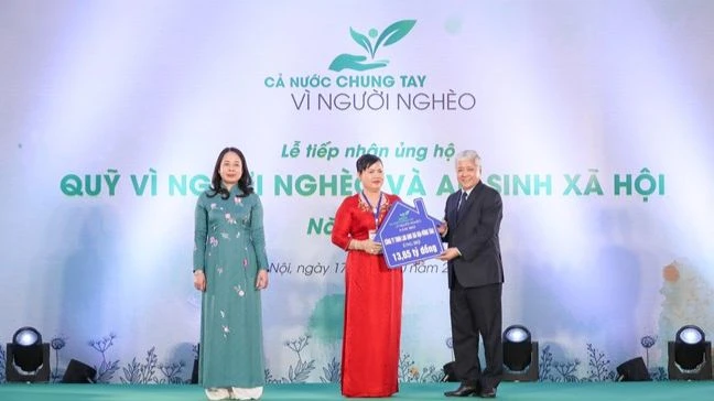Giám đốc Công ty TNHH MTV Lan Anh trao số tiền 13,6 triệu đồng ủng hộ Quỹ "Vì người nghèo".
