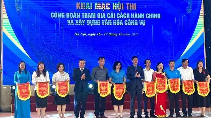 Trao Cờ lưu niệm cho 14 đội tham gia Hội thi.