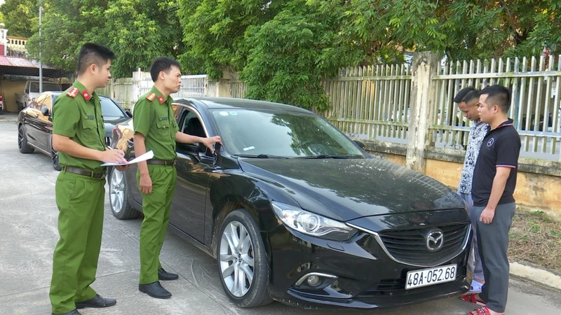 Công an huyện Yên Khánh kiểm tra tang vật vụ án.
