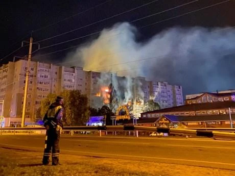 Máy bay ném bom Su-34 của Nga rơi vào khu vực dân cư ở thành phố Yeysk. (Nguồn: Reuters)