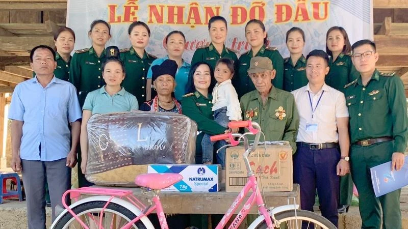 Hội Phụ nữ Bộ đội Biên phòng Sơn La và xã Mường Lạn trao quà cho gia đình và cháu Lò Thị Ngọc Châu.