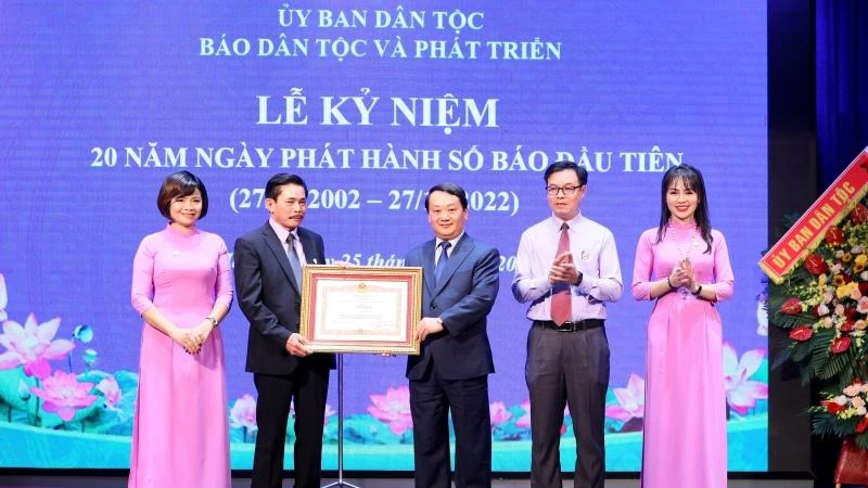 Bộ trưởng, Chủ nhiệm Ủy ban Dân tộc Hầu A Lềnh trao Bằng khen của Thủ tướng Chính phủ cho tập thể Báo Dân tộc và Phát triển.
