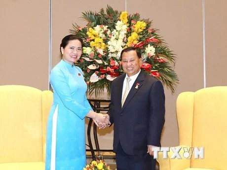 Chủ tịch Hội Liên hiệp Phụ nữ Việt Nam Hà Thị Nga chào xã giao Chủ tịch Thượng viện Vương quốc Campuchia Samdech Say Chhum.